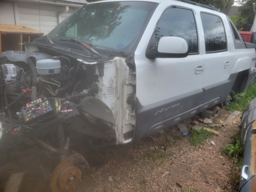2004 Chevy Avalanche (Parts Truck)