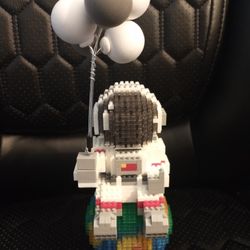 Tide Bricks "Finger Rock" Astronaut with Balloons Micro Building Set