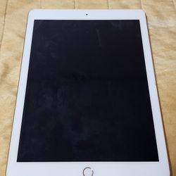 Apple IPad (5th Gen) 32gb ( ICLOUD LOCKED)