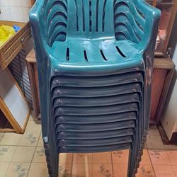 10 Outdoor Plastic Chairs Lot