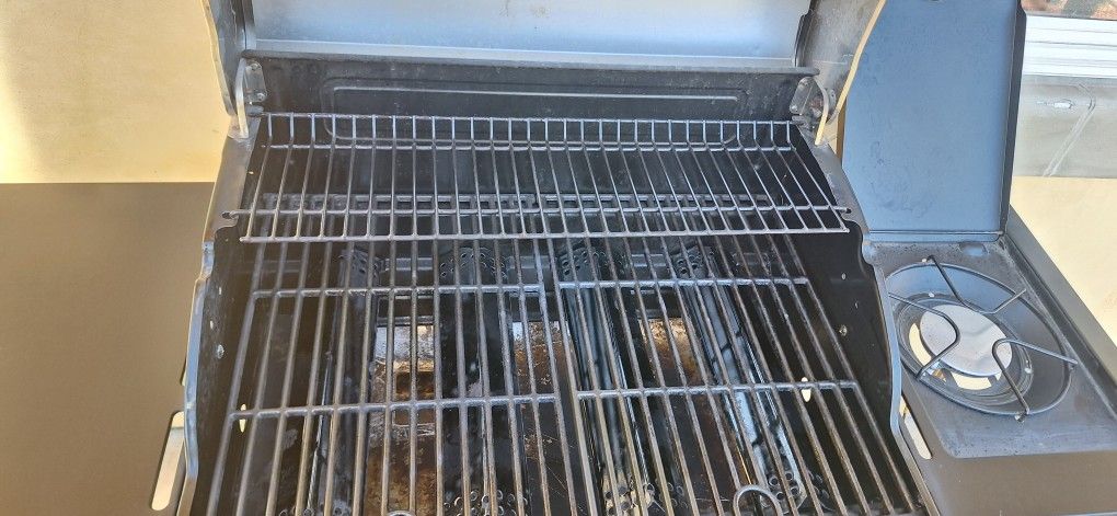 Bbq Grill Propane  Like New"