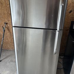 REFRIGERATOR 