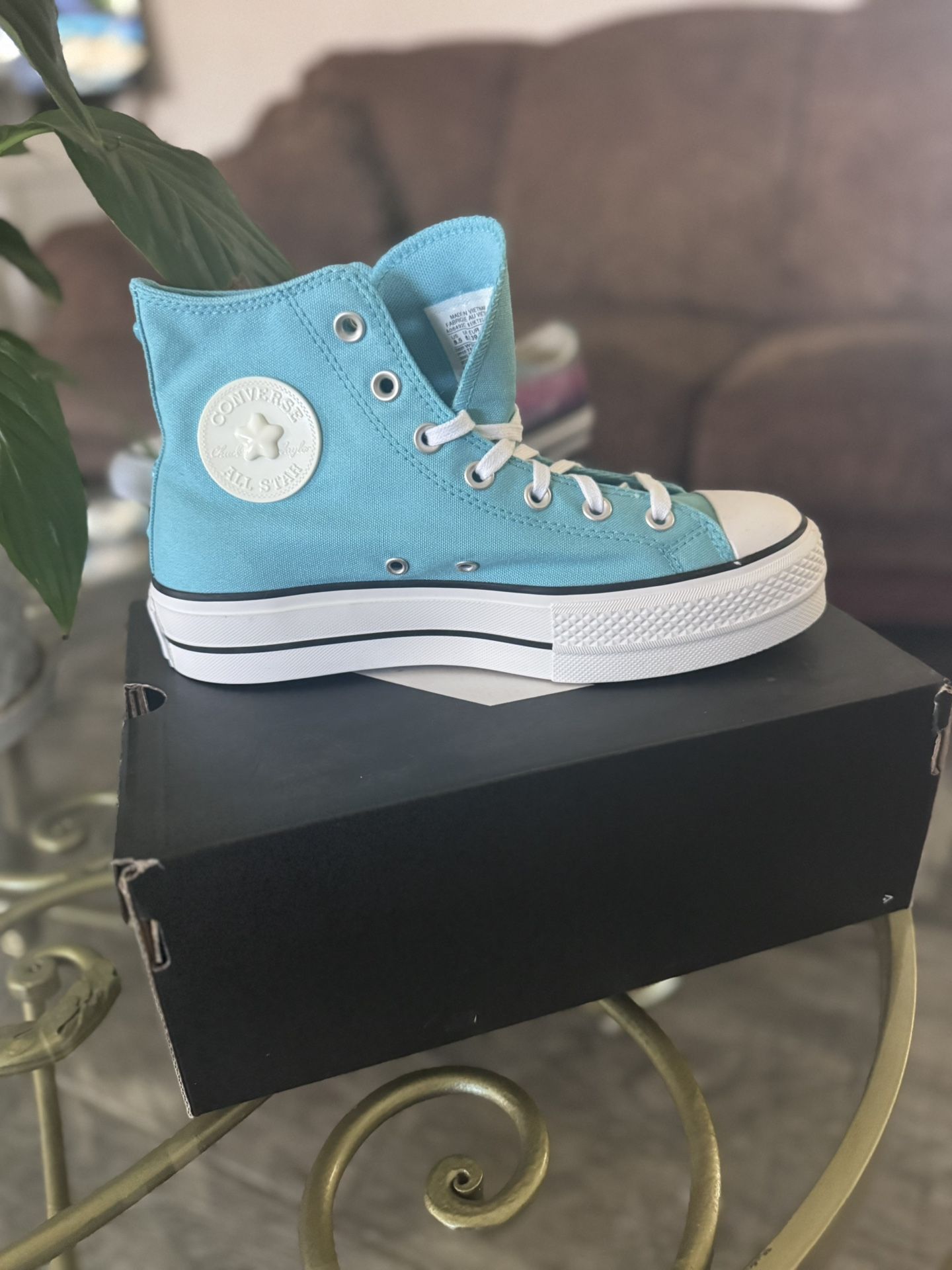 Converse Size 8 / 6