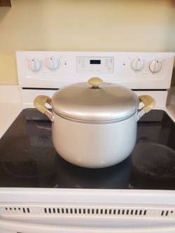 Pot with steam tray