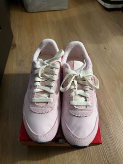 Brand New Reebok Light Pink Sneakers size 7 women’s