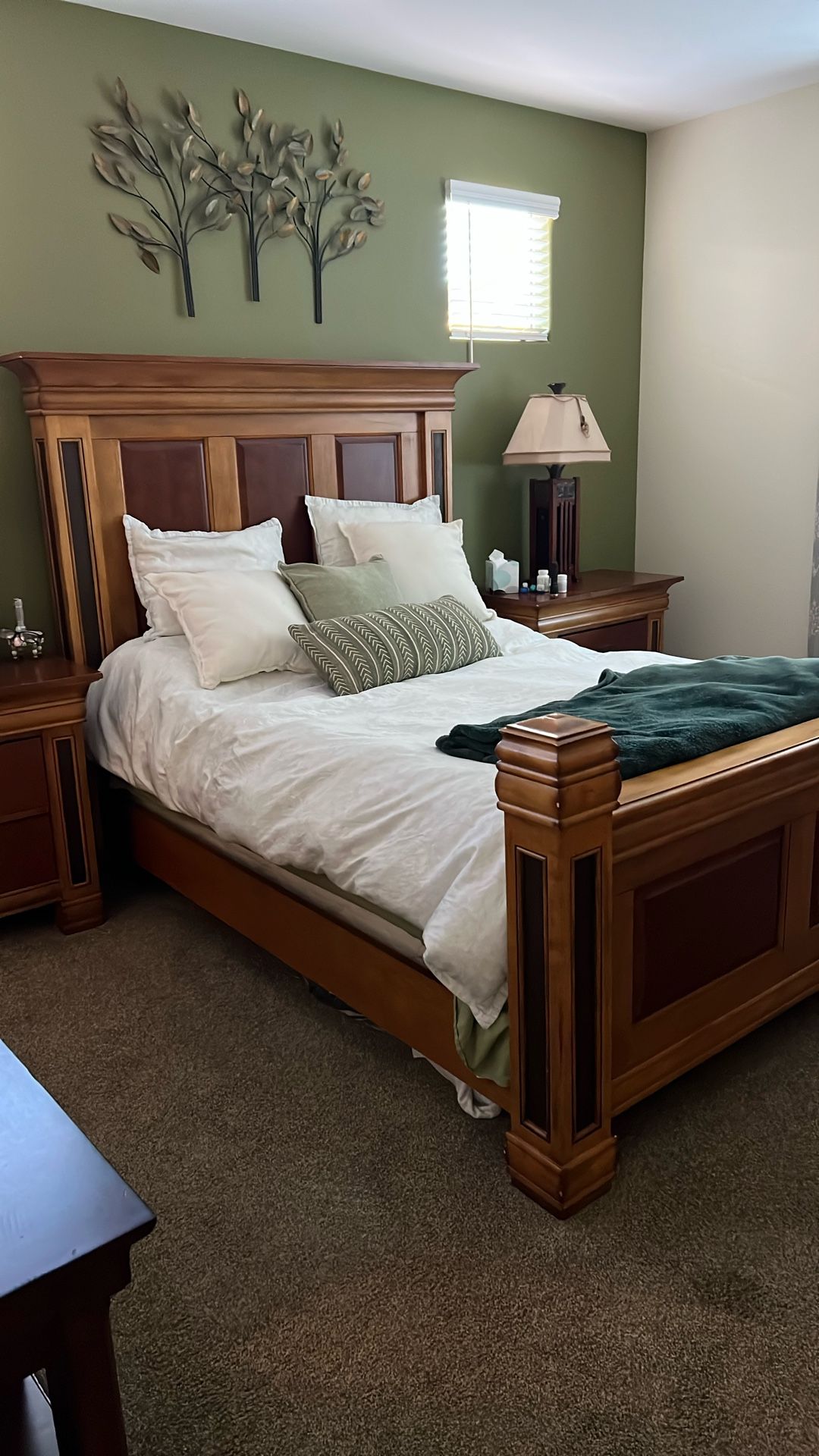 It’s beautiful bedroom, set solid wood with mattress Tempur-pedic adjustable