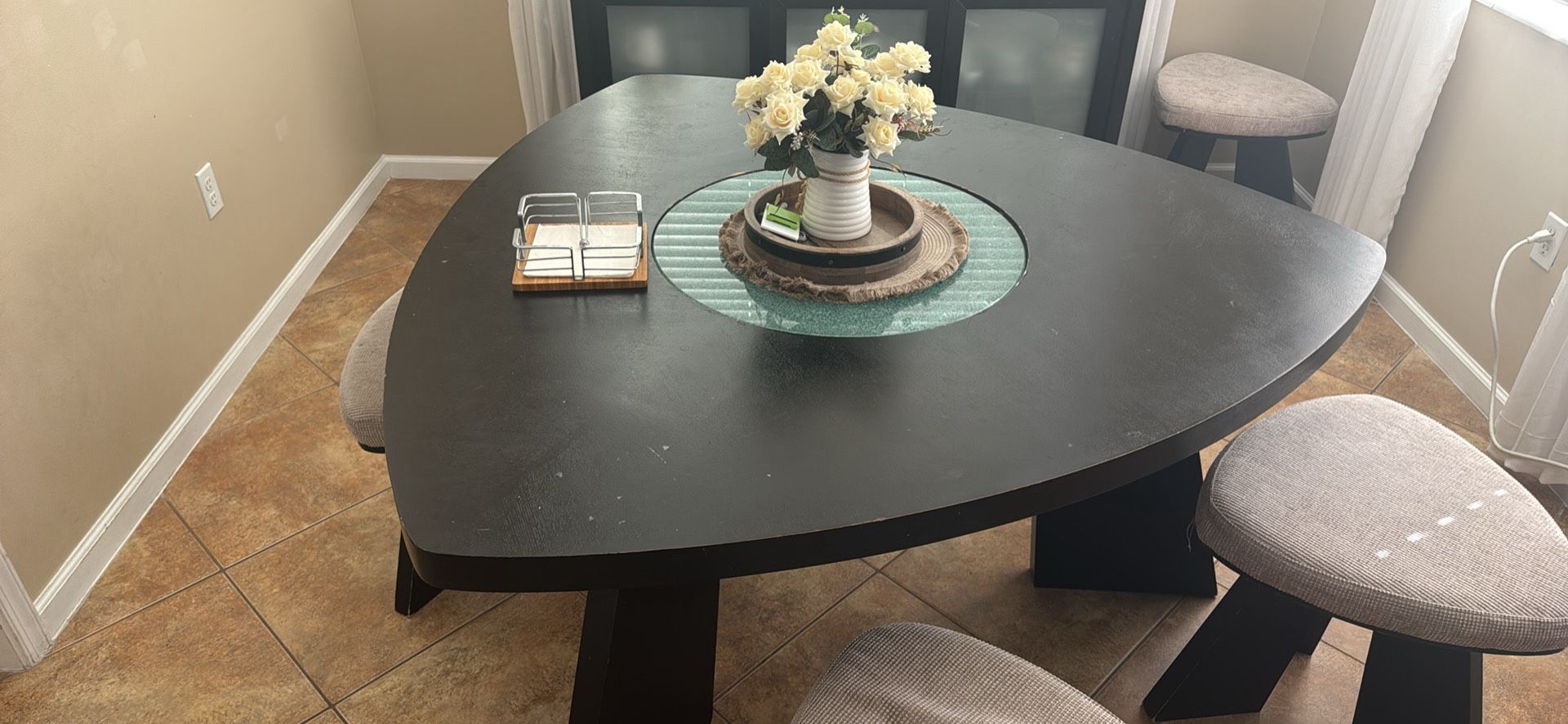 Dinning Table With 5 Stools
