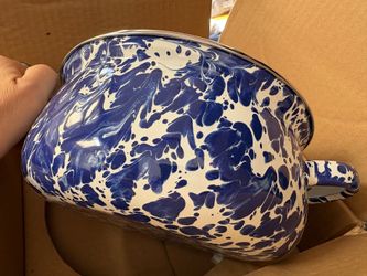 Brand New Golden Rabbit Enamelware 2.5 Qt Dutch Oven - NIB
