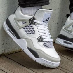 Like New .. Air Jordan 4 Retro "MILITARY BLACK" 2022 - Size 3Y - 