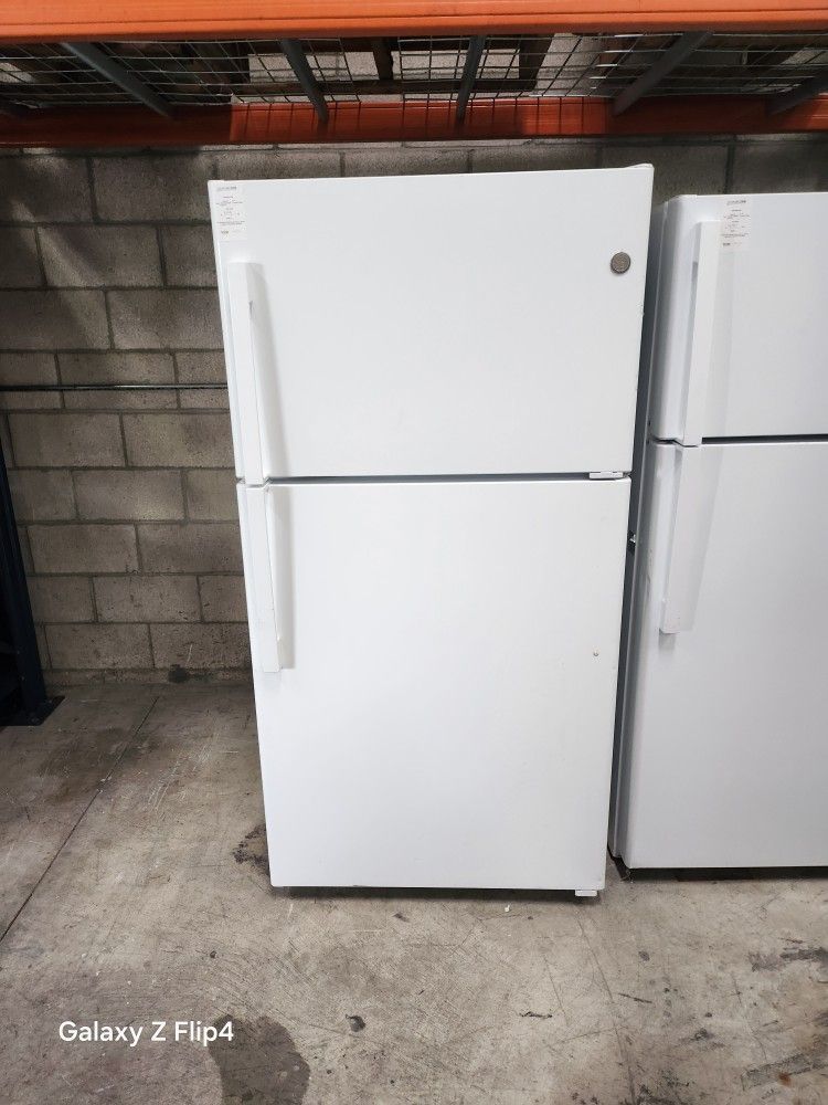 GE 33" Top Freezer Refrigerator 22 Cu Ft White New