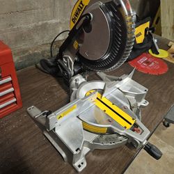 DEWALT
 DWS713. 15 Amp Corded 10 in. Compound Single Bevel Miter Saw
