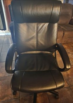 Black chair on wheels