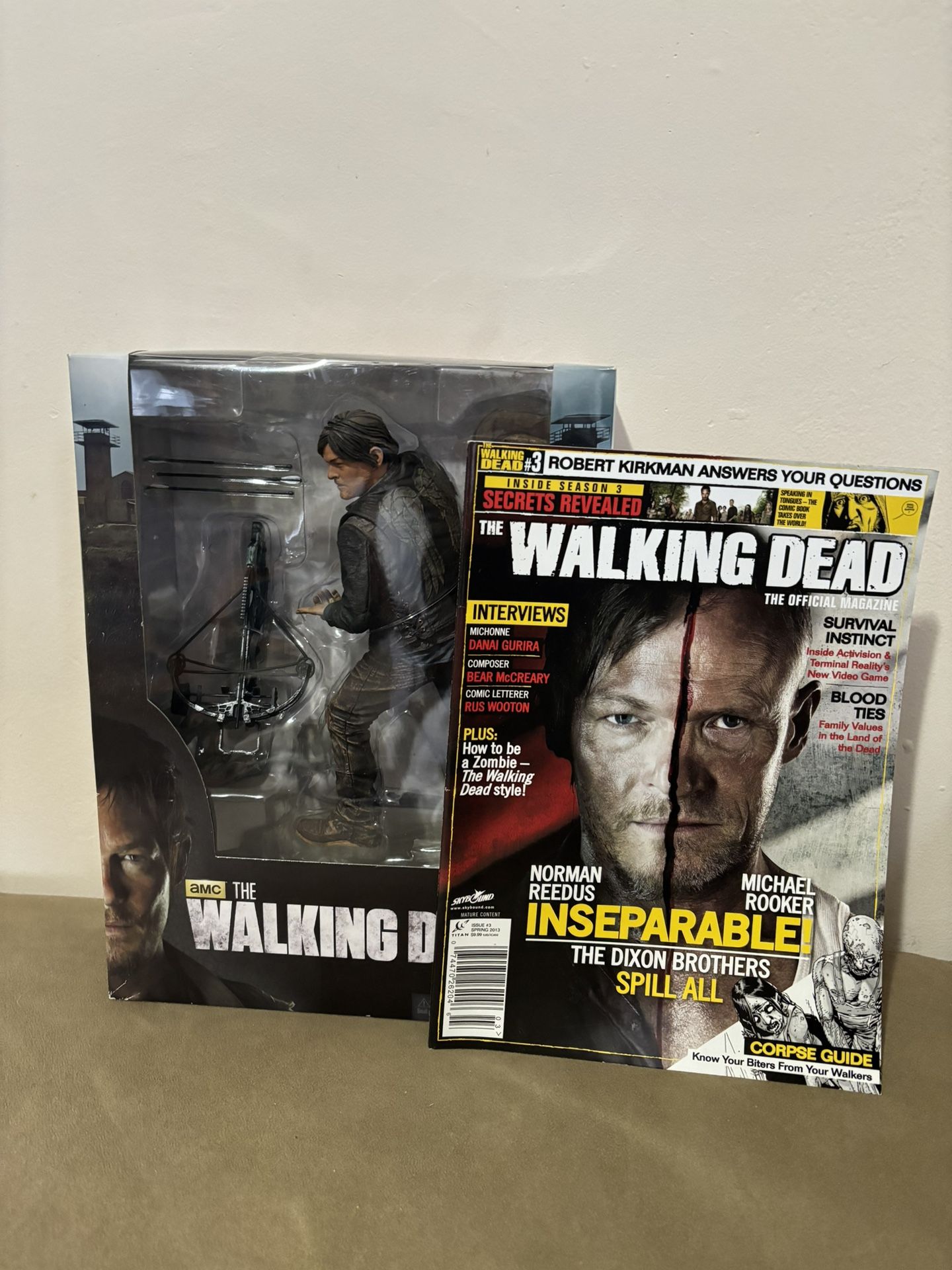 DARYL DIXON ACTION FIGURE & THE WALKING DEAD MAGAZINE ISSUE 3