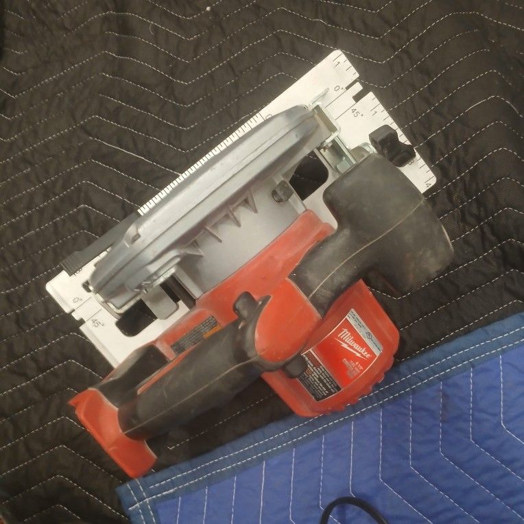 milwuakee skilsaw 18v
