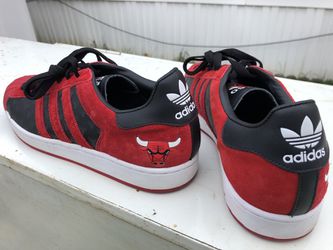 entrenador proposición bolígrafo adidas superstar men Red Chicago Bull's Size 10.5 for Sale in Round Lake  Heights, IL - OfferUp