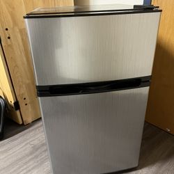 Mini fridge (Insignia)