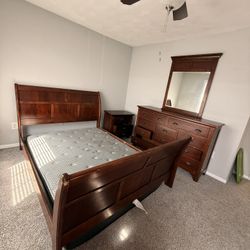 High Point,NC, Bedroom Set / Juego de Habitaciones Queen Size 