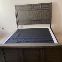 Queen Bed Frame – Great Condition 