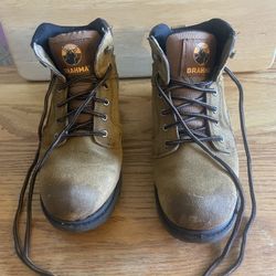 Mens 9 Work Boots. Soft Toe  