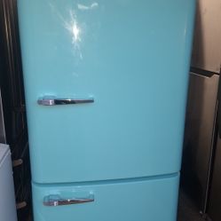 VINTAGE,APARTMENT REFRIGERATOR (NORTHSTAR)