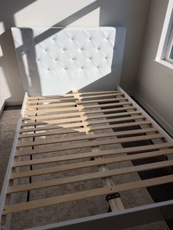 Queen Tufted Bed with Jewels Frame — $200