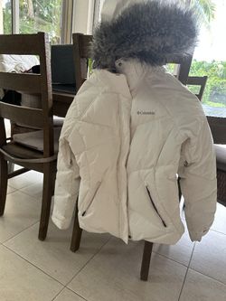White Columbia Wnter Jacket With Hoodie