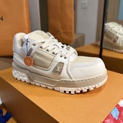 Fashionable Sneakers 