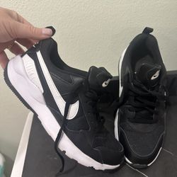 Nike shoe Youth 6.5/womens 8 