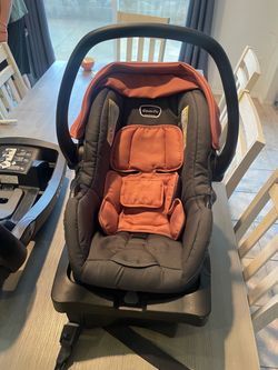 Evenflo Baby Car Seat used but in very good condition. Comes with 2 car bases . In like new condition. Only used a few times. Black / Pink Color
