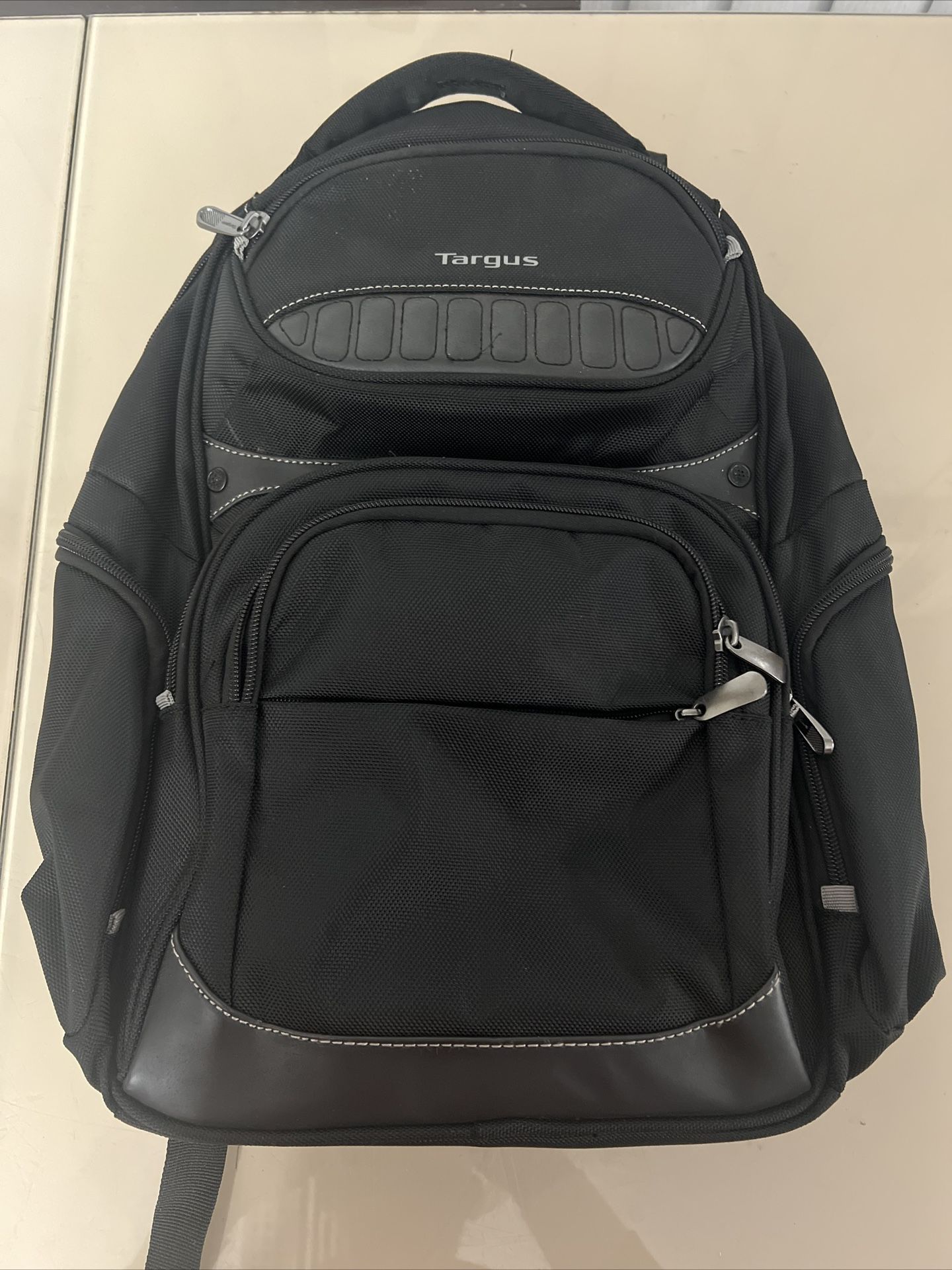 Targus Legend IQ Backpack Laptop bag for Business Professional and College. Very good condition