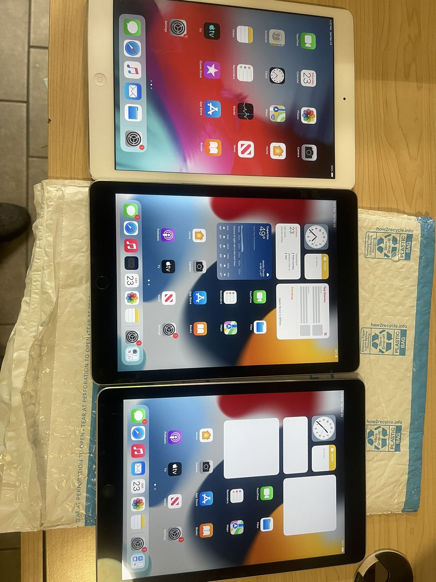 Apple iPad Air 2 32gb Wi-Fi in Good Condition. Comes with Charger cable .