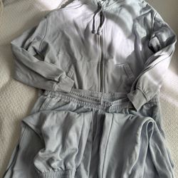 USED SET FOR WOMEN …GOOD CONDITION..SIZE LARGE…$5 Dlls 