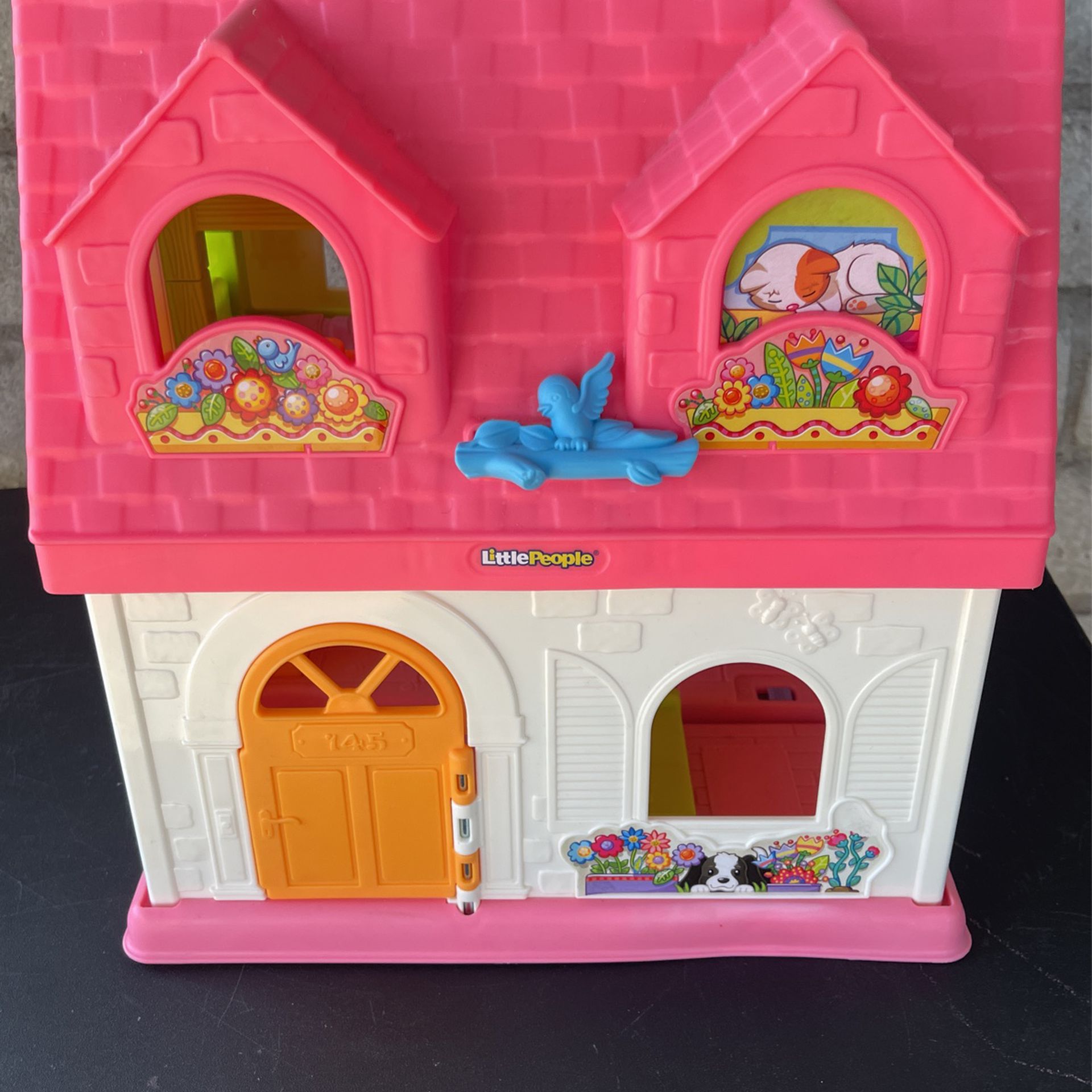 SMALL CARRY DOLL HOUSE FOR LITTLE DOLLS  & IT TALKS  LIKE. THE LOL’S