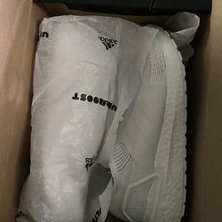 ADIDAS ULTRABOOST YEEZY MINT CONDITION NEVER TOUCHED DEAD STOCK