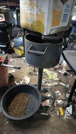 150 bucks for two barbecue pit one's around one in really good shape it's ready to cook on both are ready to cook on it's a CH