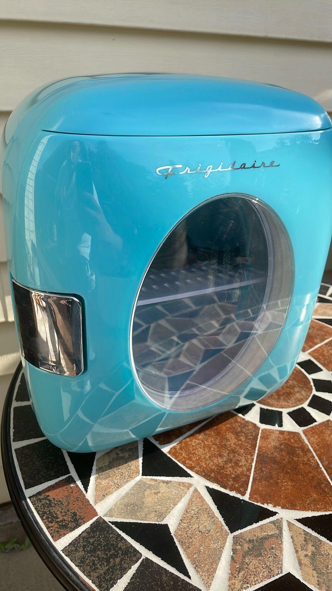 The Frigidaire EFMIS462 Retro 12-Can Mini