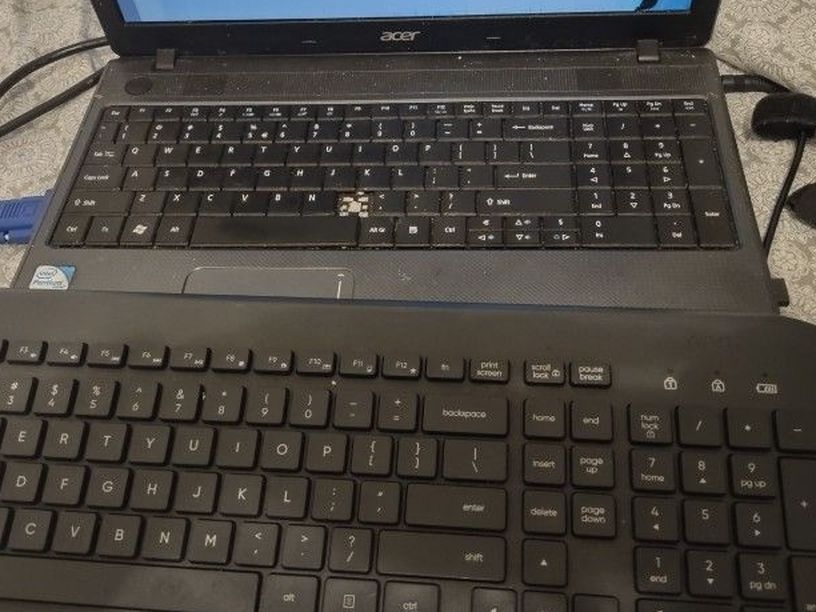 Acer Laptop W/ 15 Inch HP Color monitor And Wireless Keyboard