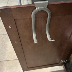 Kitchen or bathroom cabinet hanger