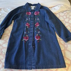 SUSAN GRAVER LIGHT WEIGHT DENIM JACKET with floral embroidered  Medium EUC