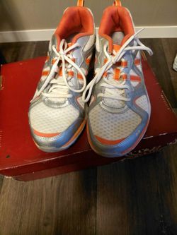 Women's tennis shoes