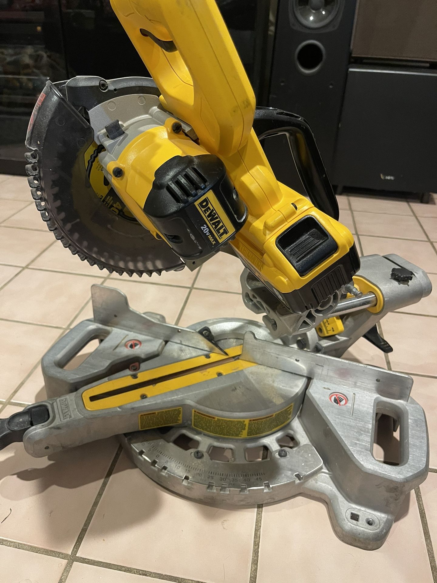 DEWALT DCS361 20V MAX Cordless 7-1/4 in. Sliding Miter Saw with (1) 20V Battery 6.0ah