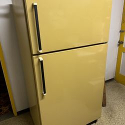 OLD WHIRLPOOL REFRIGERATOR 