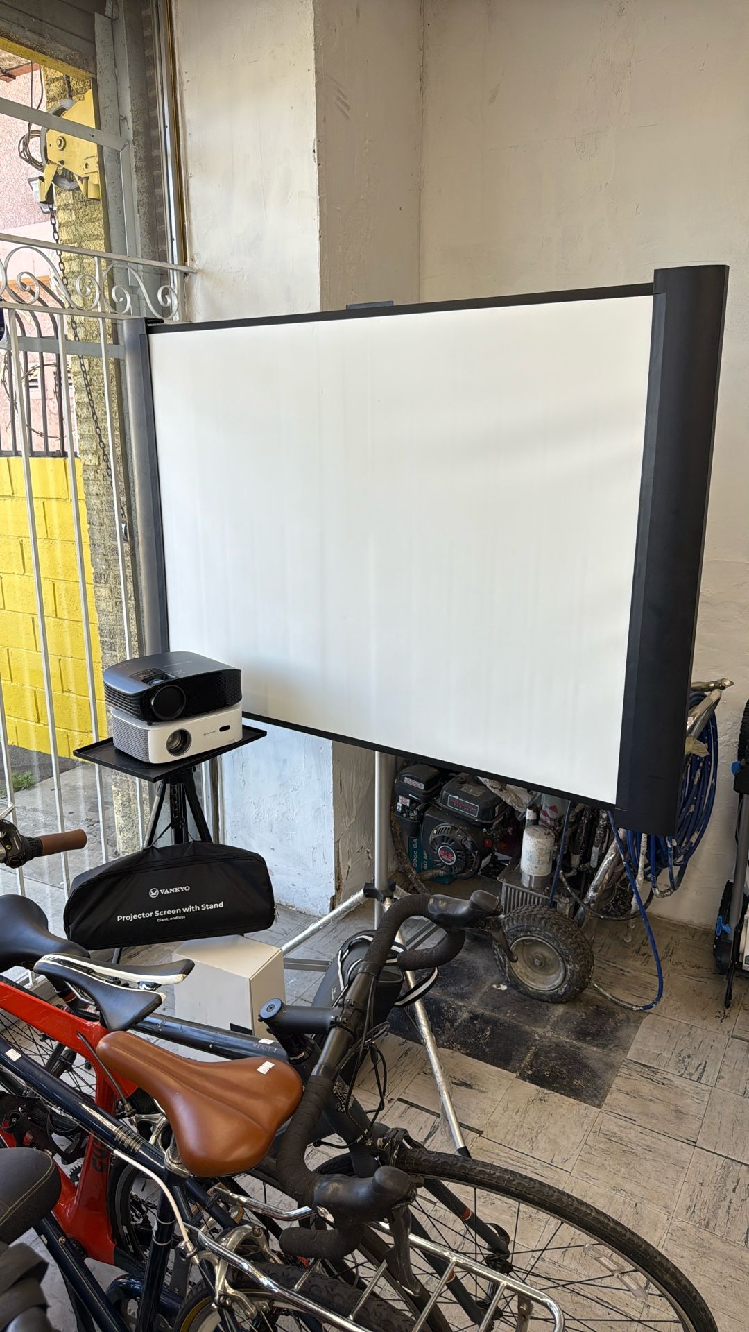 Projector With Screen For Sale