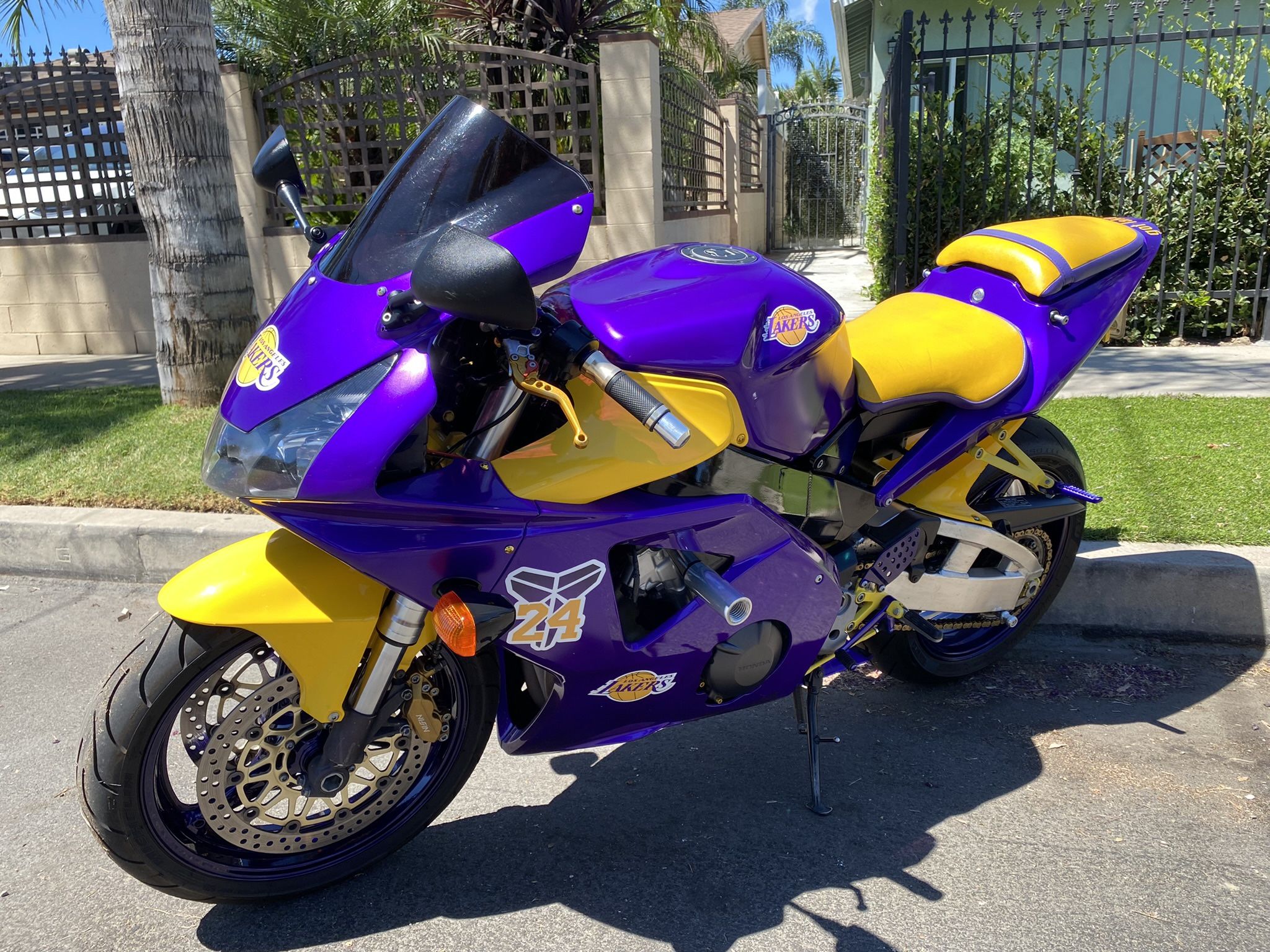 HONDA CBR954RR LAKERS BIKE. CLEAN TITLE! ENGINE BONE STOCK. KOBE BRYANT NUMBERS