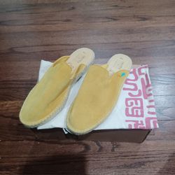 NEW SIZE 11  UBUNTU  SLIPPERS.