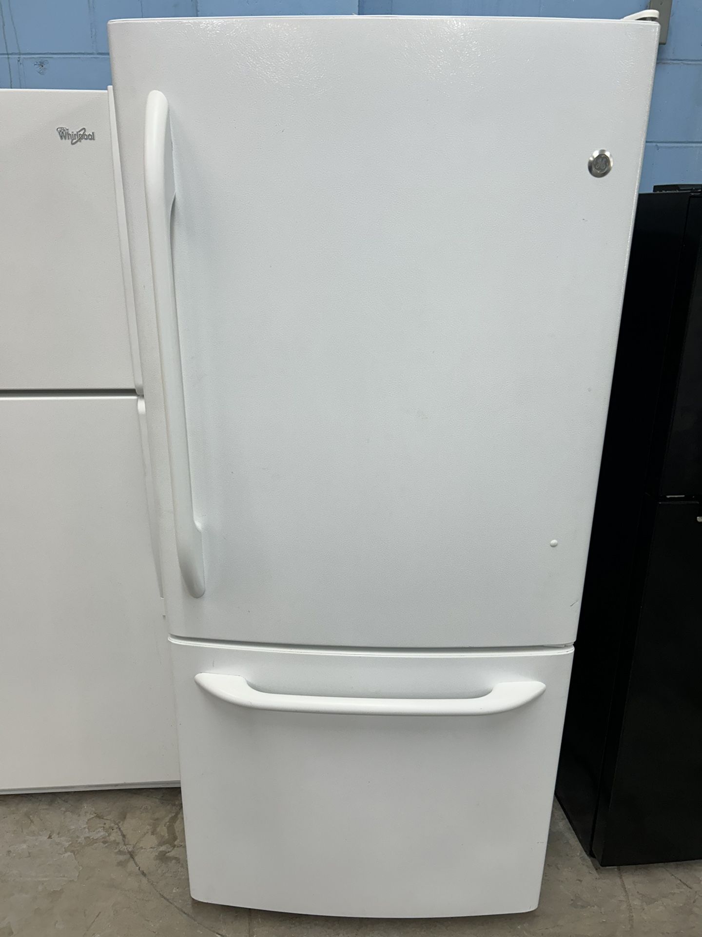 White 20 Cubic Foot Bottom Freezer Refrigerator With Ice Maker 