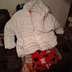 Woman's winter jacket all white 3XL the hood https://offerup.com/redirect/?o=dW56aXBzLkl0's in perfect condition , brand new , never worn