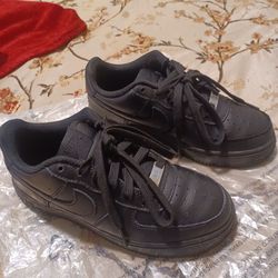 Black Nike Air Force 1 Low