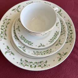 20  Pc Set Vintage Gibson Holiday Charm Christmas Gold Trim Holly Set