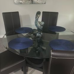 Stylish Round Glass Dining Table + Decoration – Like New